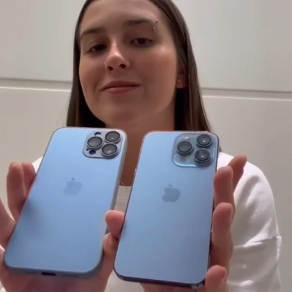 Mulher com iPhones V-Diamond