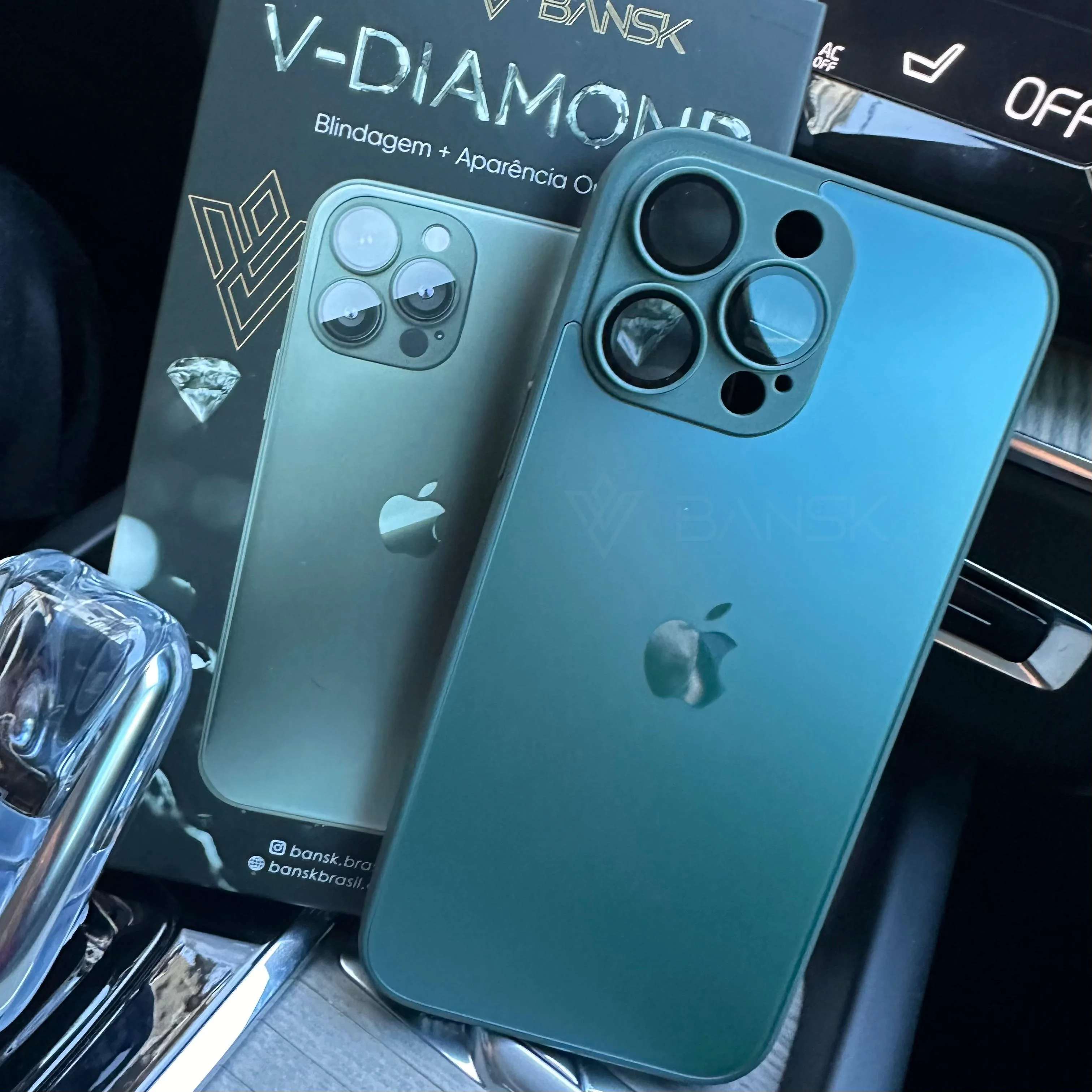 iPhone com múltiplas capas V-Diamond azul e verde