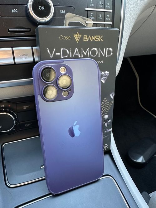 iPhone com capa V-Diamond roxa no console do carro